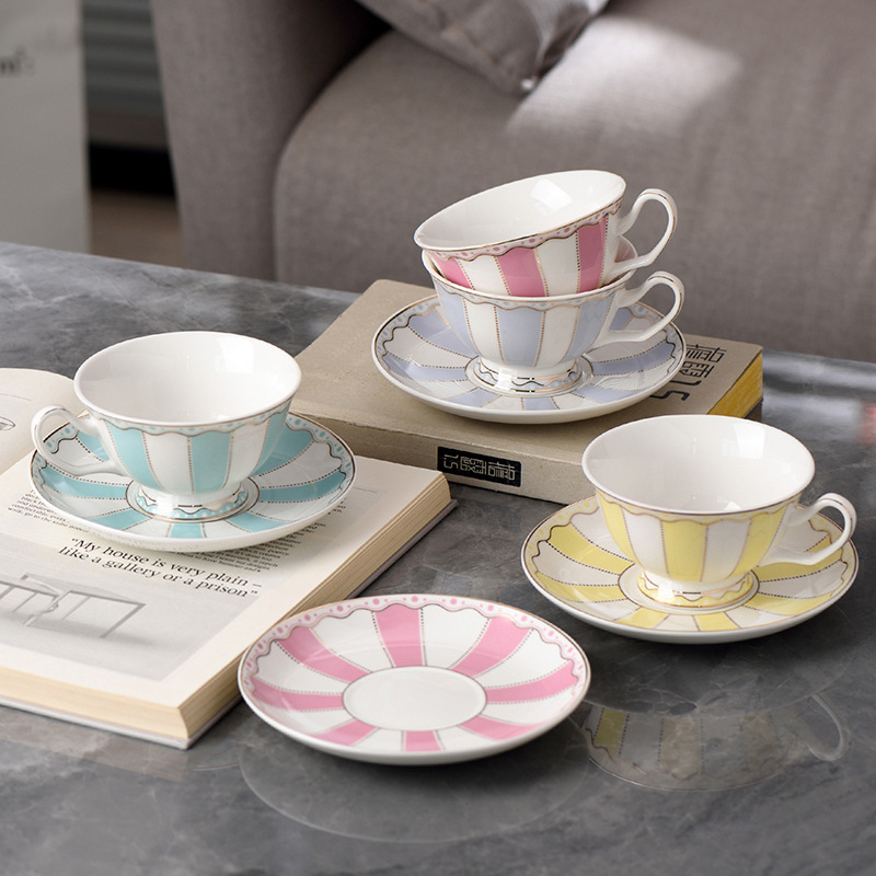 Taza y platillo de café de porcelana china a juego Taza de té de la tarde Taza de cerámica de estilo nórdico Taza de té negro simple Juego de caja de regalo