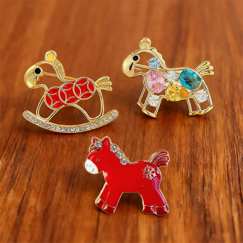 网红时尚本命年生肖红色领口小马驹胸针马年水钻别针节日创意