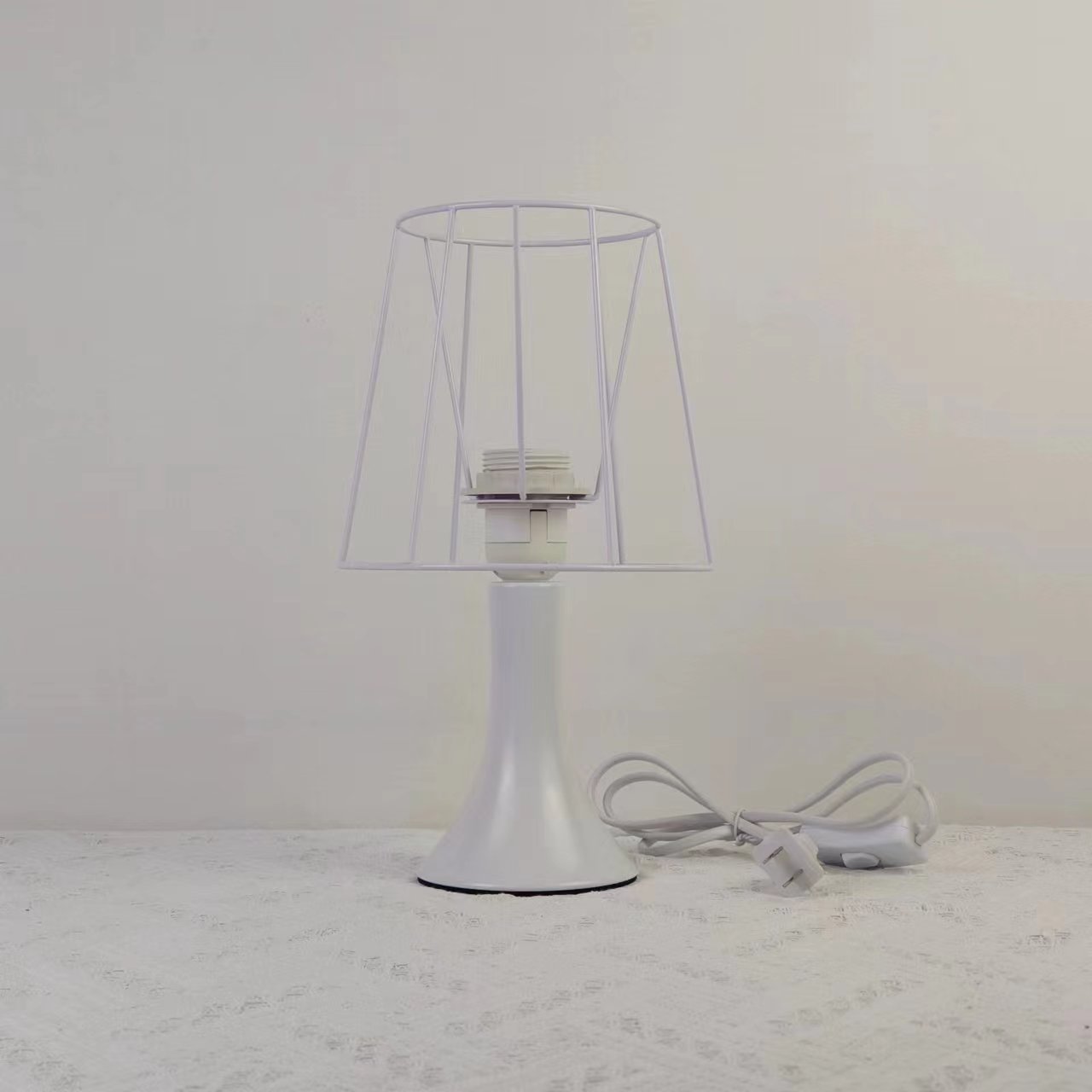 Xianfan transfronteriza ebay múltiple lámpara de mesa opcional accesorios base de hierro de plástico con interruptor de botón de alambre marco de hierro estilo europeo