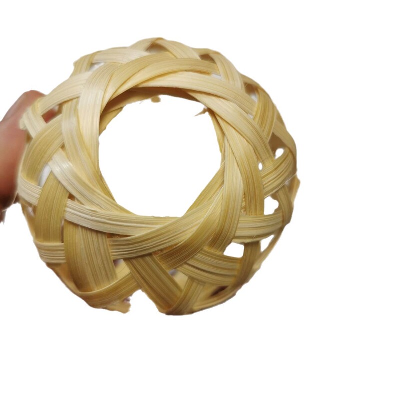 広西の大量の手作りの竹は提灯の小さい提灯の材料を編みます。|undefined
