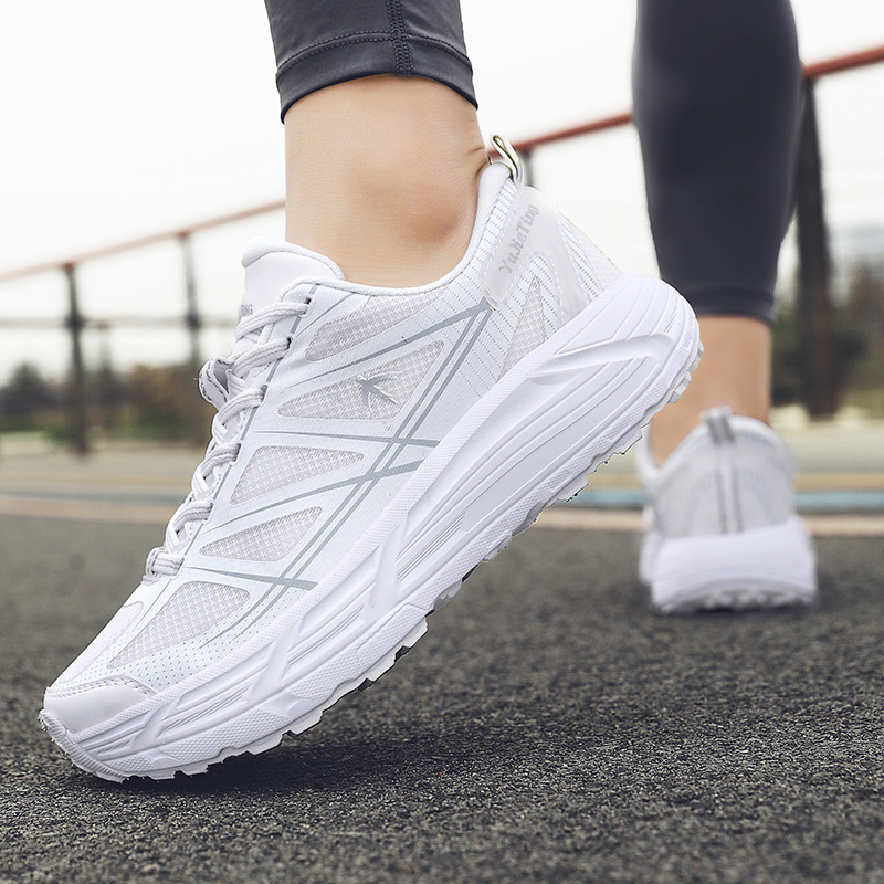 Primavera nuevo tipo de zapatos deportivos de tejido de vuelo para hombres, zapatos de correr transpirables casuales con suela gruesa