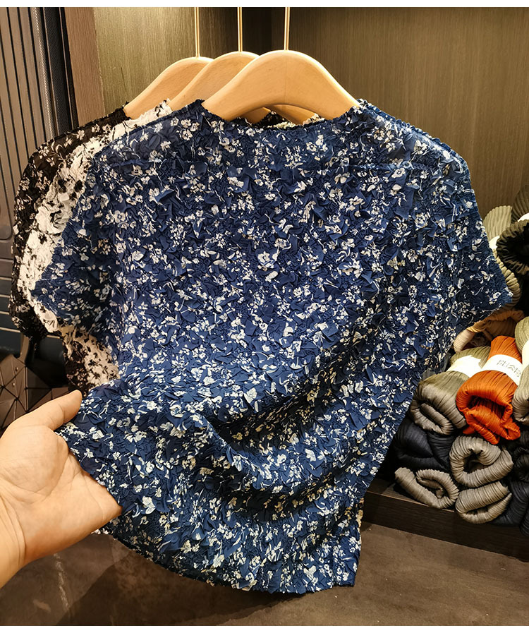 Áo thun nữ cổ tròn dáng rộng in họa tiết hoa nhí — Màu đen, Màu xanh lam chi tiết 4