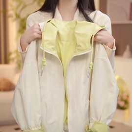 女童春装外套26新款春秋儿童时髦洋气连帽冲锋衣中大童上衣