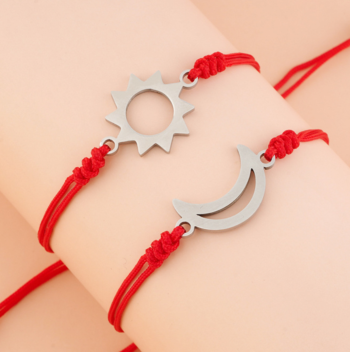 Nouveau Bracelet Tressé Soleil Et Lune Bracelet Simple En Acier Inoxydable À Chaîne Rouge Bracelet 2 Pièces display picture 2