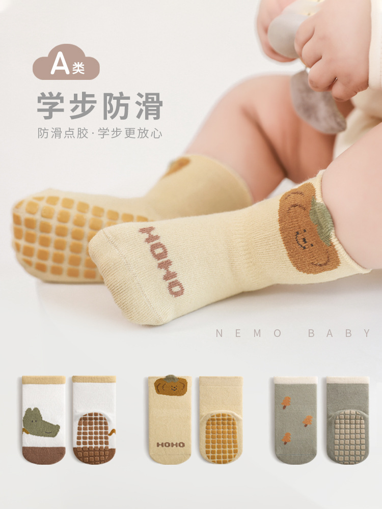 Calcetines de piso de bebé 2023 Otoño e Invierno Nuevo interior antideslizante pegamento de fondo completo niño lindo dibujos animados niños y niñas calcetines de media pantorrilla