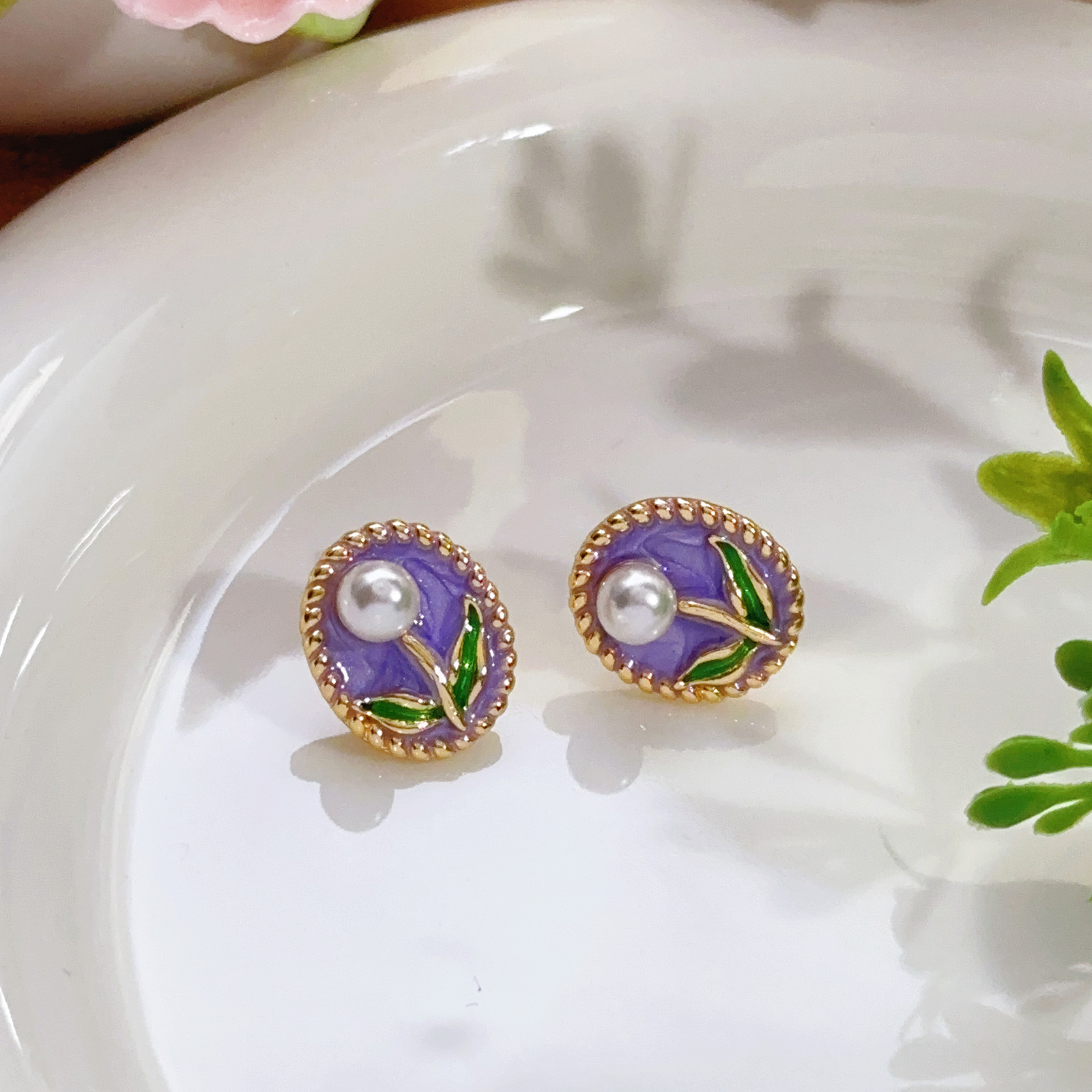 Pendientes de perlas Zhuji, temperamento blanco francés, pendientes antiguos, desplazamientos diarios, lujo ligero, joyería de orejas de alta gama al por mayor