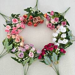 模造花ミニバラは花を手にして家にいる結婚式の室内客間の装飾に造花を飾っている
