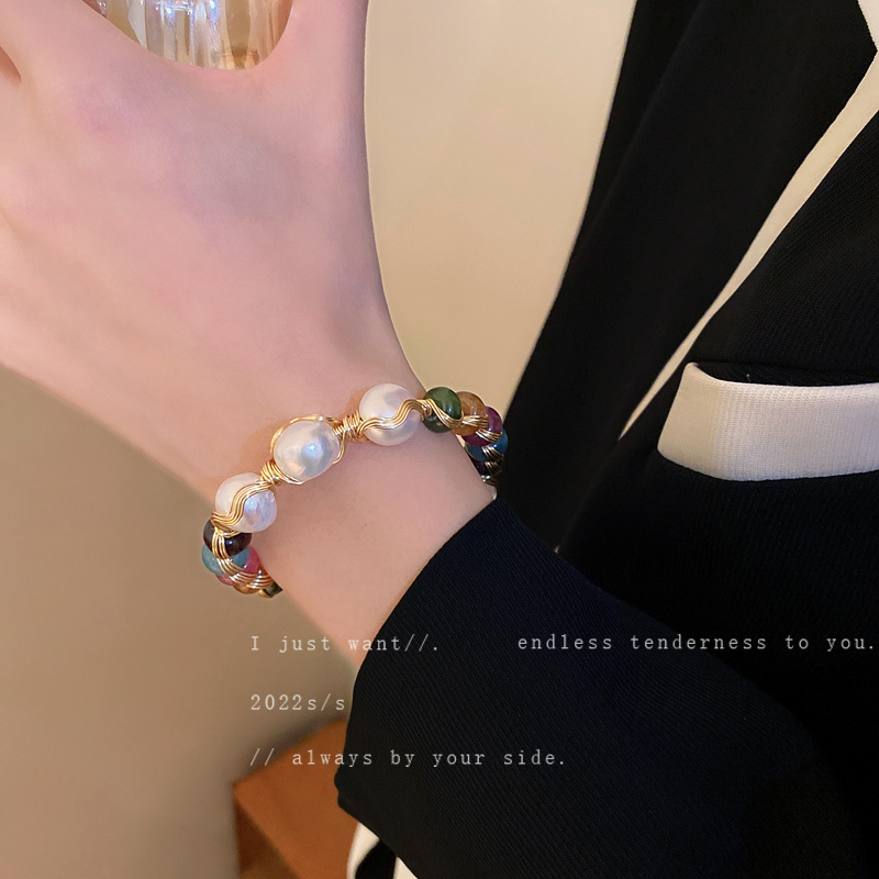Pulsera abierta de perlas barrocas, pulsera de diseño de nicho retro de moda, fabricante de joyería de alta gama de lujo ligero