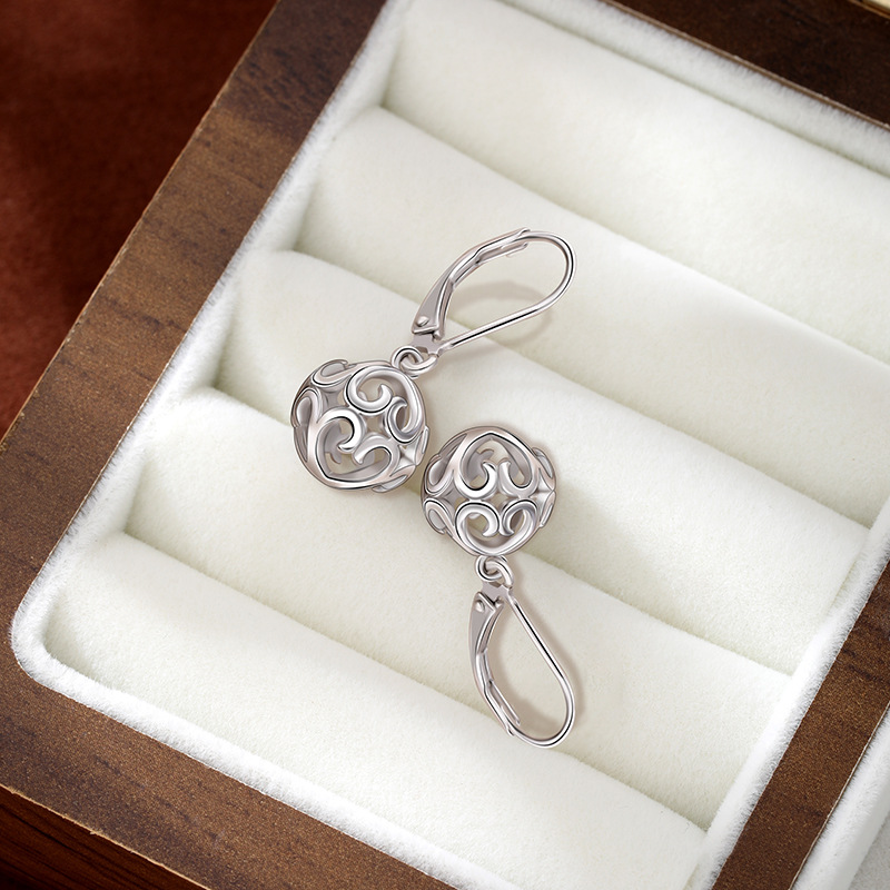 2025 nuevo transfronterizo europeo y americano 925 plata esterlina amor aretes de bola para mujeres lujo ligero de alto nivel sensación pendientes huecos aretes