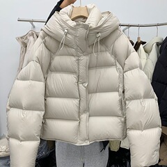 雲感泡芙気質の短いモデルは保温ファッションと帽子付きダウンジャケットの濃い灰色を厚くします。