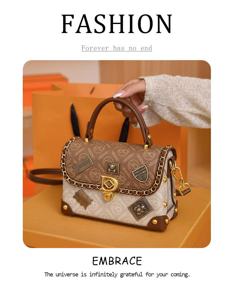 Luxe retro schoudertas voor dames met opvallende badge_voghion.com