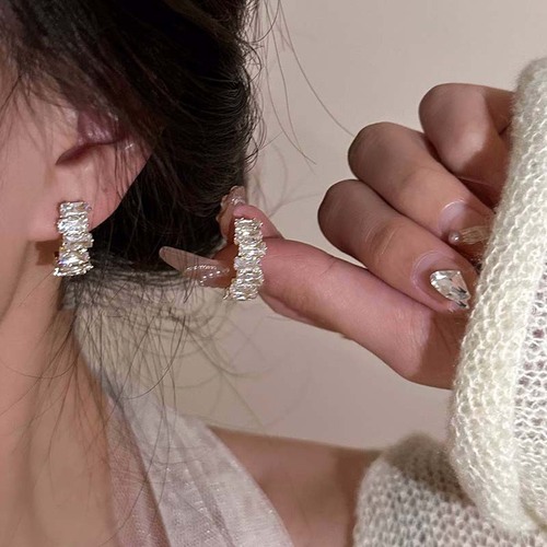 High-end sense of exquisite zirconium curved earrings for women, 2024 new fashion trendy versatile temperament delicate earrings