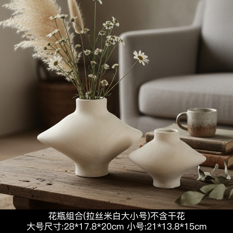 リビングルームの置物は軽くて豪華で高級な雰囲気のお酒棚の装飾品です。