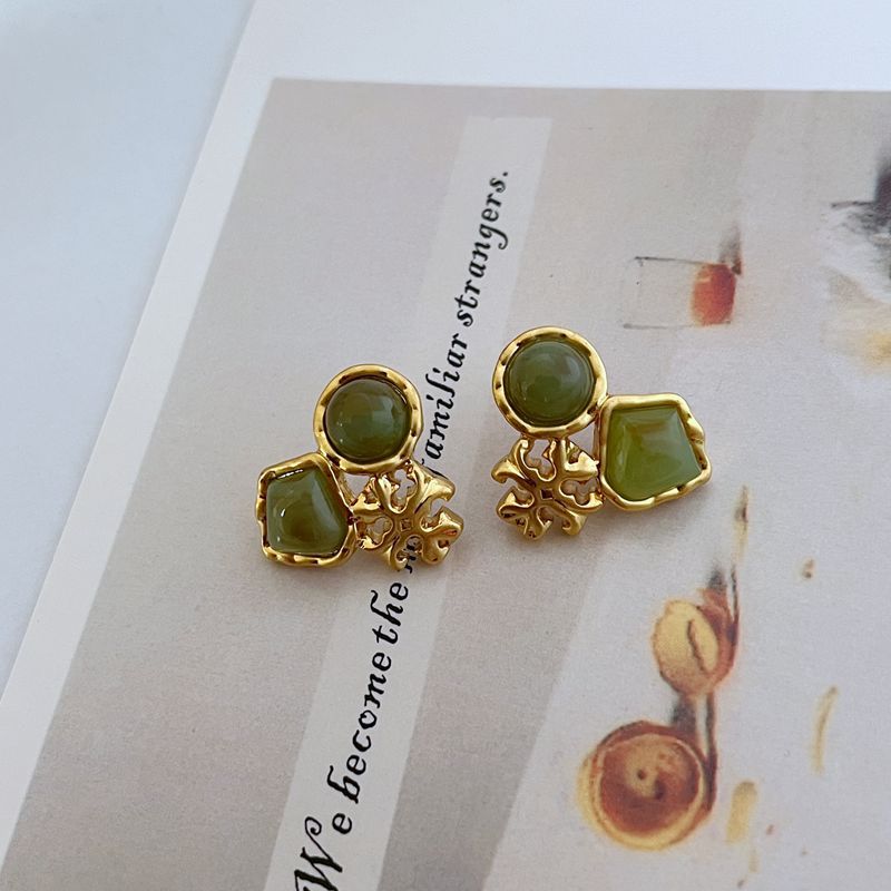 Oversized Sculptural Clear Acrylic Clip-on Earrings Modern Design_voghion.com