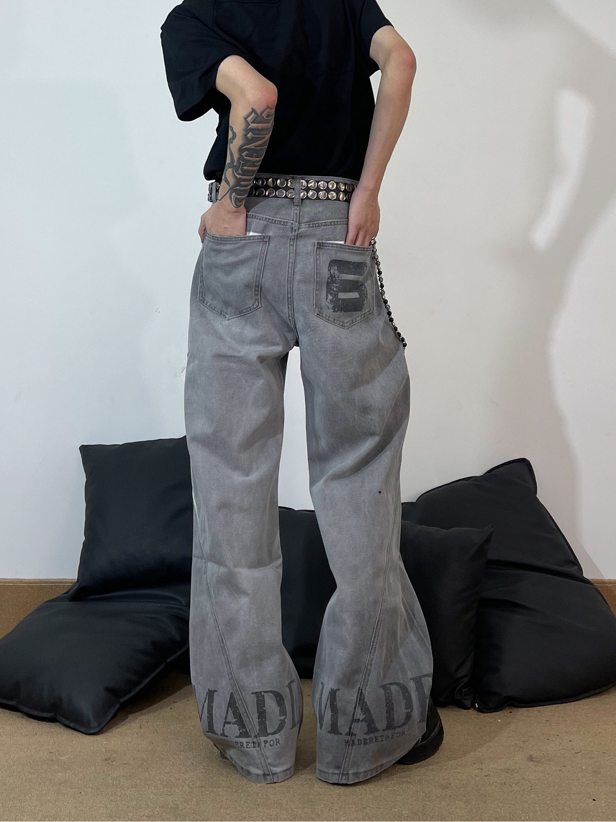 American High Street Style Washed Deconstructed Curved Blade Jeans For Men, Distressed And Vintage Style, With Vibe Letter Print_mkmklike.com