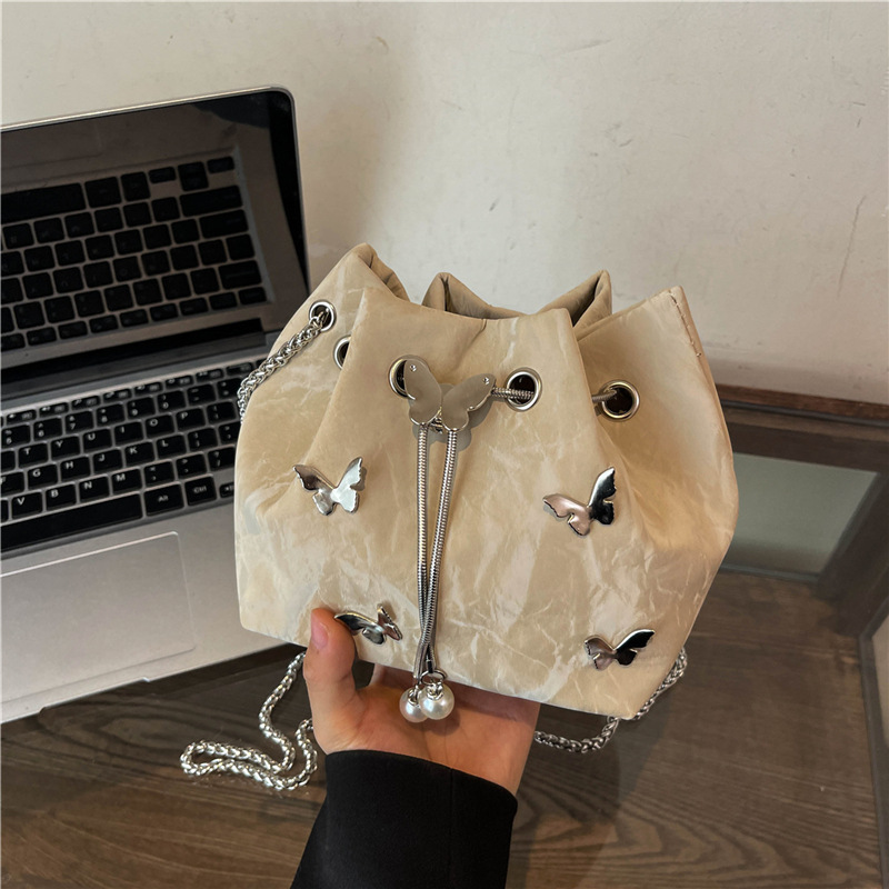 Otoño popular y simple 2024 tira la personalidad mariposa metálica nueva moda bolso de hombro bolso de mujer cadena mochila