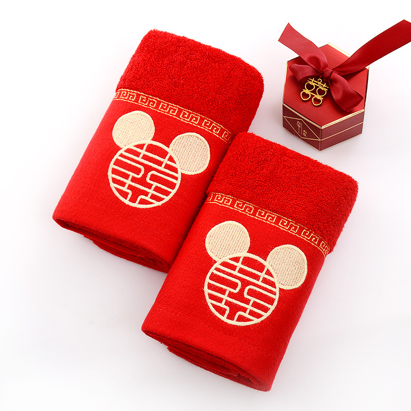 Большой красный Микки счастливый