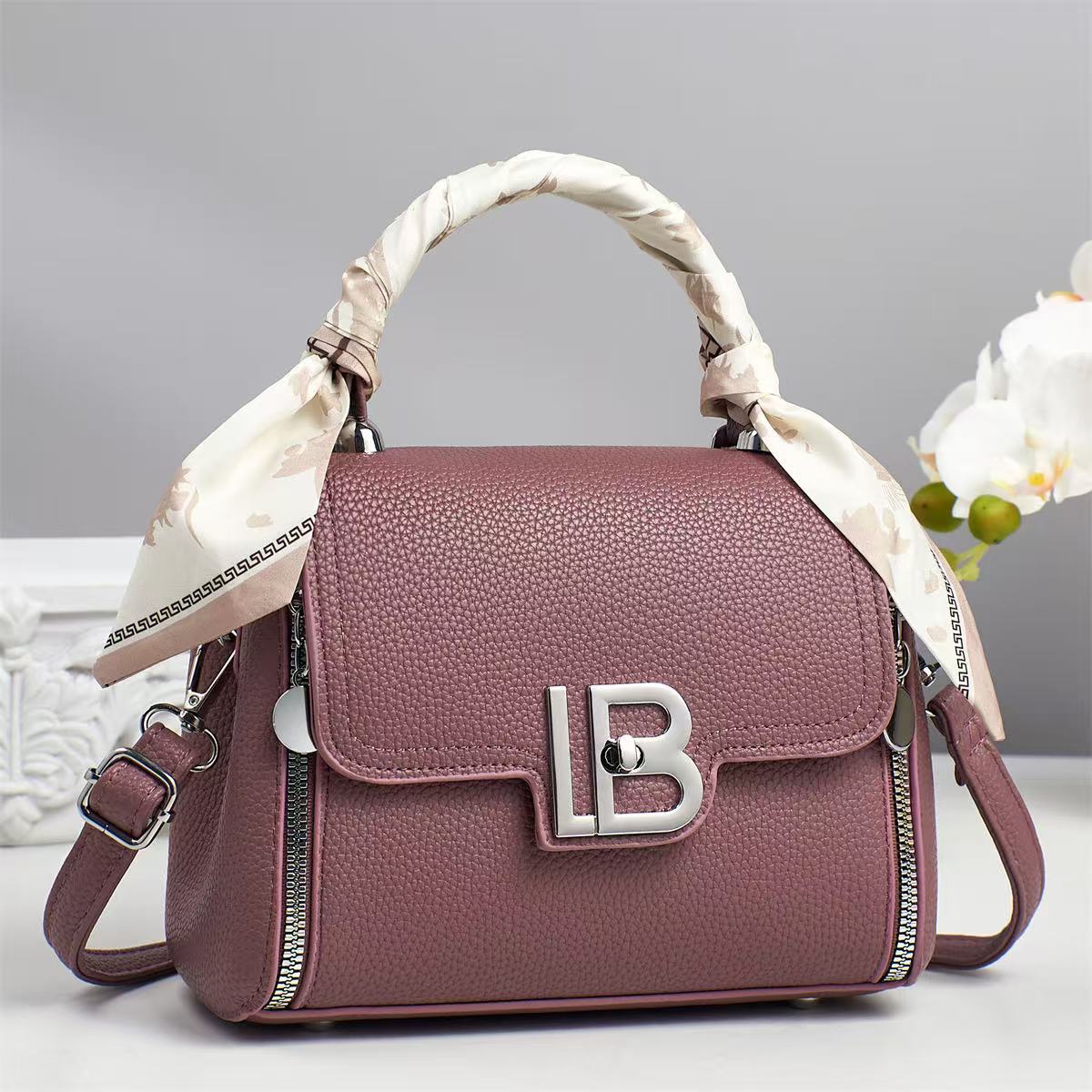 2025 nuevo bolso de hombro de moda bolso de mensajero de cuero suave para mujer bolso ligero para mujer bolso pequeño para mujer verano textura versátil image 9