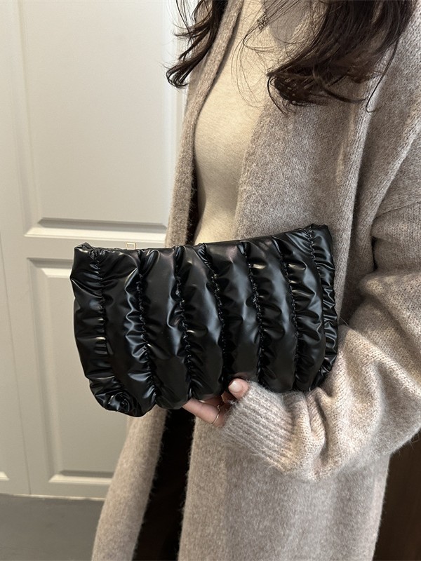 Capacious down jacket for leisure