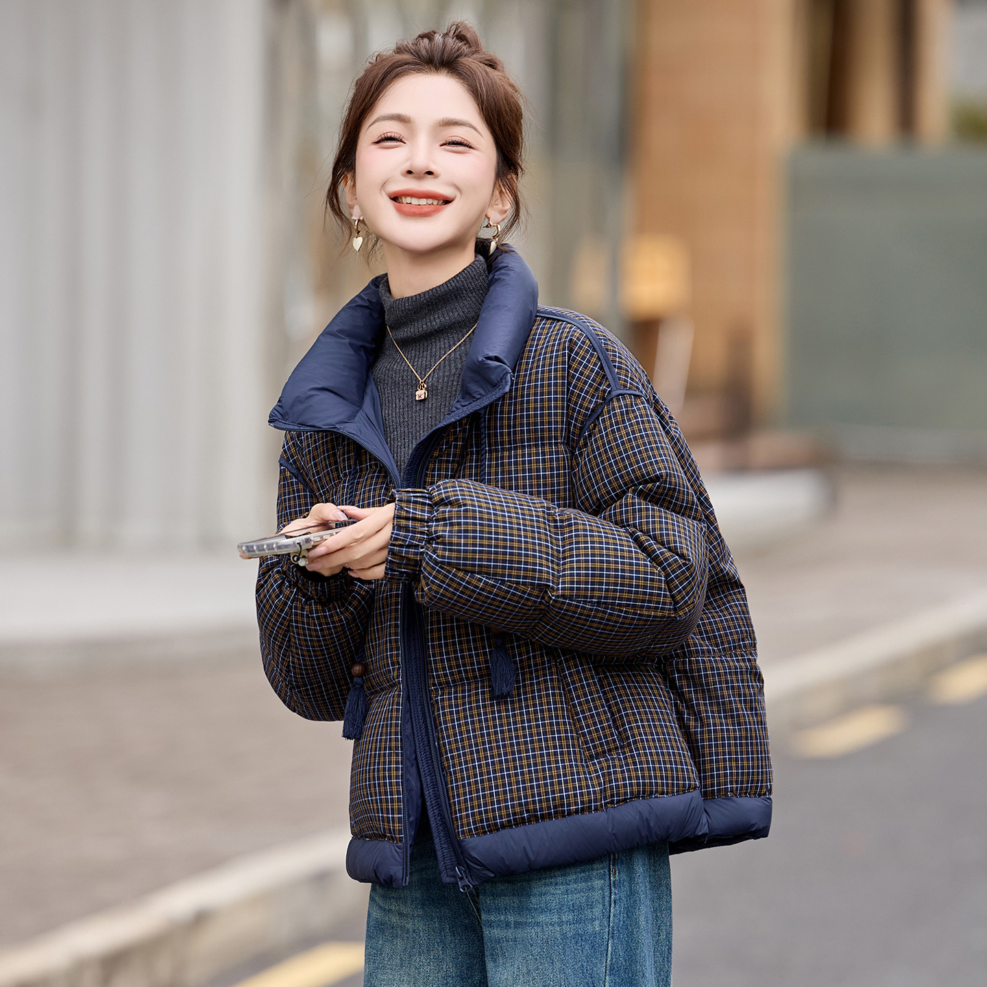 Plaid Short down Jacket for Women, Winter 2026 New Style, Fashionable and Versatile for Petite Figures, White Duck Down, Stand Collar, Thick Coat