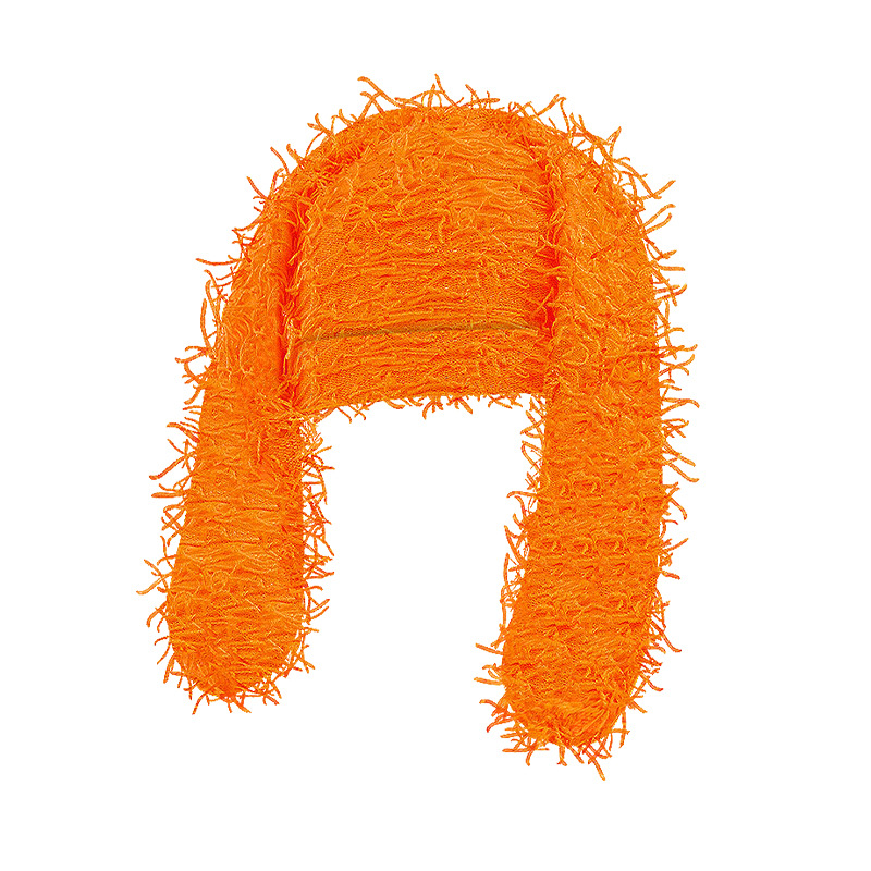 Talvine õues jalgrattasõit fliisist tuulekindla külmakindla kõrvakaitsemütsiga, suusaspordi soe ja kulunud kootud müts_voghion.com