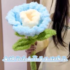 完成品38女神節サンゴのベルベットの巨大なバラのツイストスティックがあります。