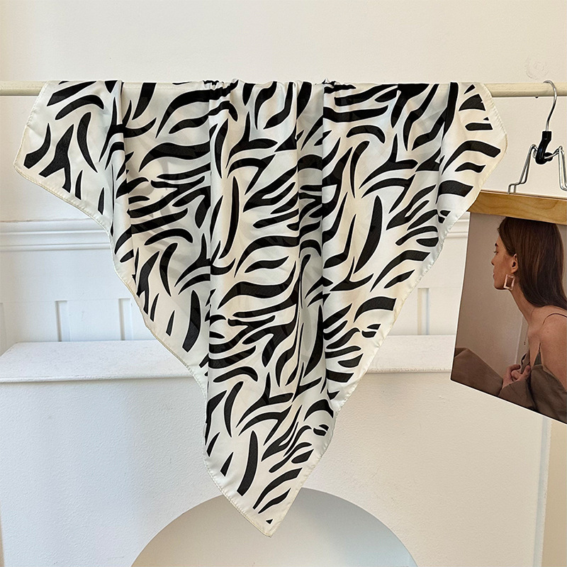 Bufanda de seda, bufanda cuadrada pequeña, sensación de alta gama, nuevo bolso de todo fósforo, pañuelo en la cabeza, cinturón para el cabello con camisa, bufanda decorativa, chal pequeño