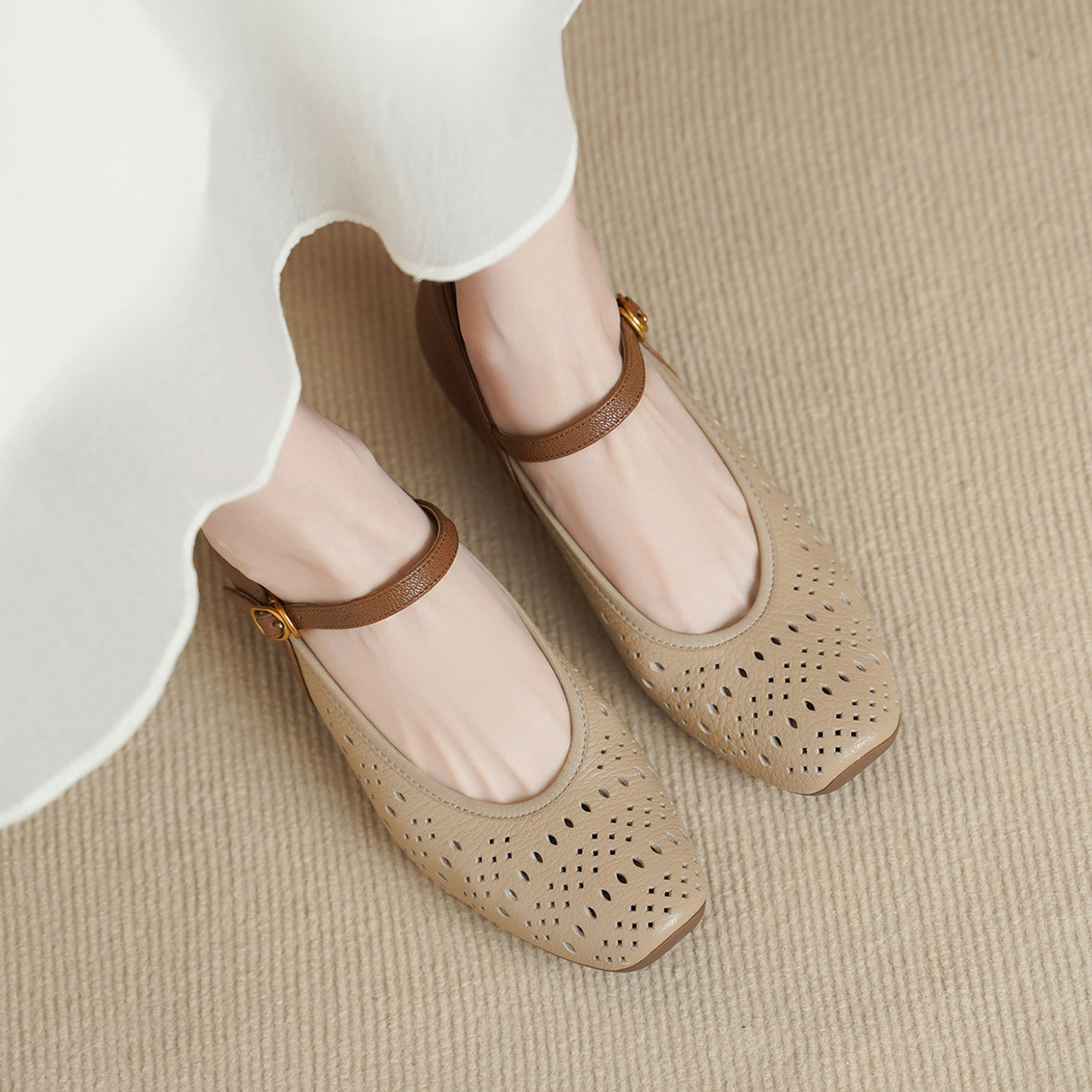Giày da dê đục lỗ phối màu gót 4 cm quai ngang khóa móc nữ — đen