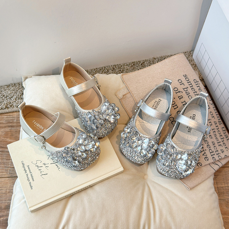 Zapatos de cuero para niñas 2025 primavera y otoño nuevos zapatos de espectáculo infantil para niñas zapatos de arco suaves zapatos de diamante princesa de moda
