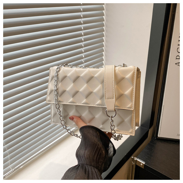 The 2024 autumn new embossed diamond-shaped single-shoulder crossbody bag with a chain design is a niche, fashionable, simple and retro small square bag undefined