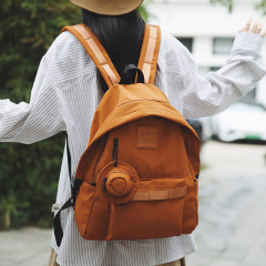 ファッションのクールなカジュアルな個性のリュックサックの女性の軽やかなマイナスの小さい大衆のデザイン感の旅行のカバンの高い顔の価値の大容量のリュックサック