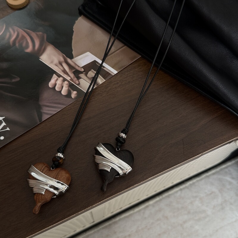 Niche Design Stainless Steel Hand-Wound Ebony Heart Pendant Long Chain Autumn and Winter Sweater Chain Versatile Accessory