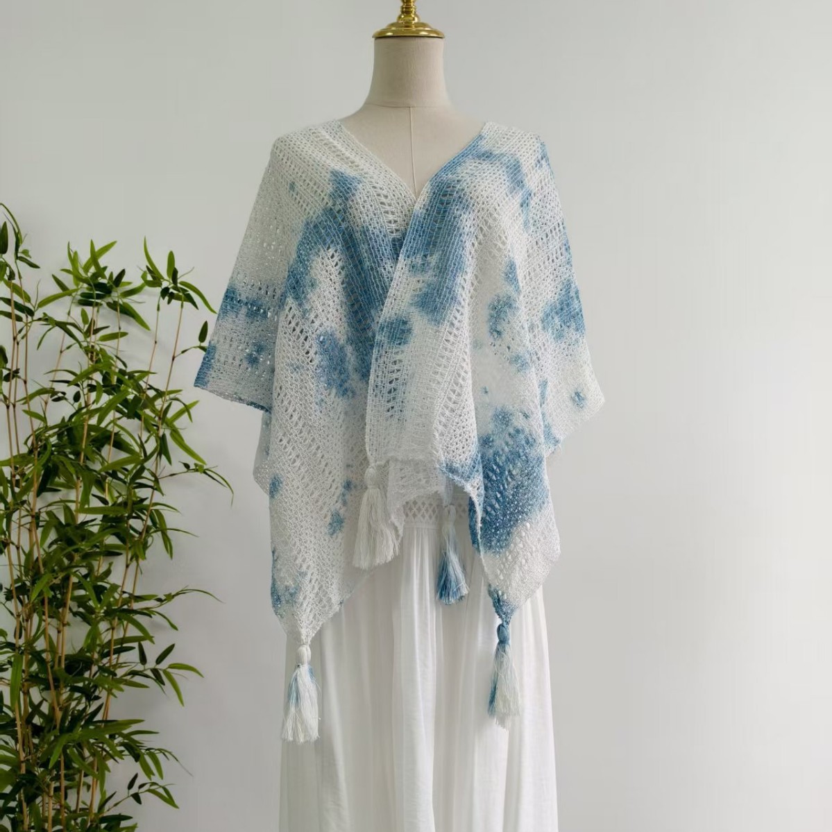 New hand-dyed blue and white shawl knitted cardigan with hollowed-out tassels, hand-dyed shawl from Dali, Yunnan