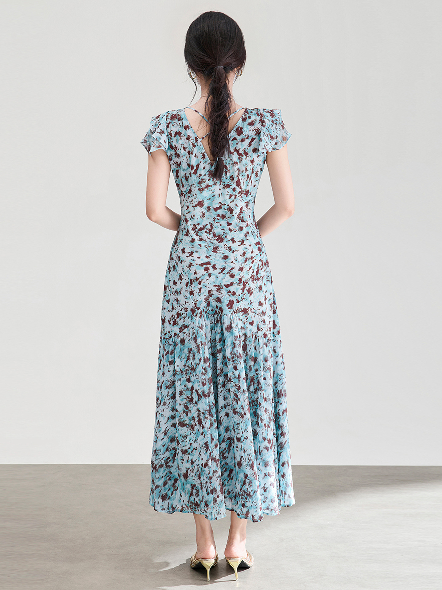 Đầm maxi nữ cổ V tay lá sen chất liệu chiffon in hoa nhí — xanh lam