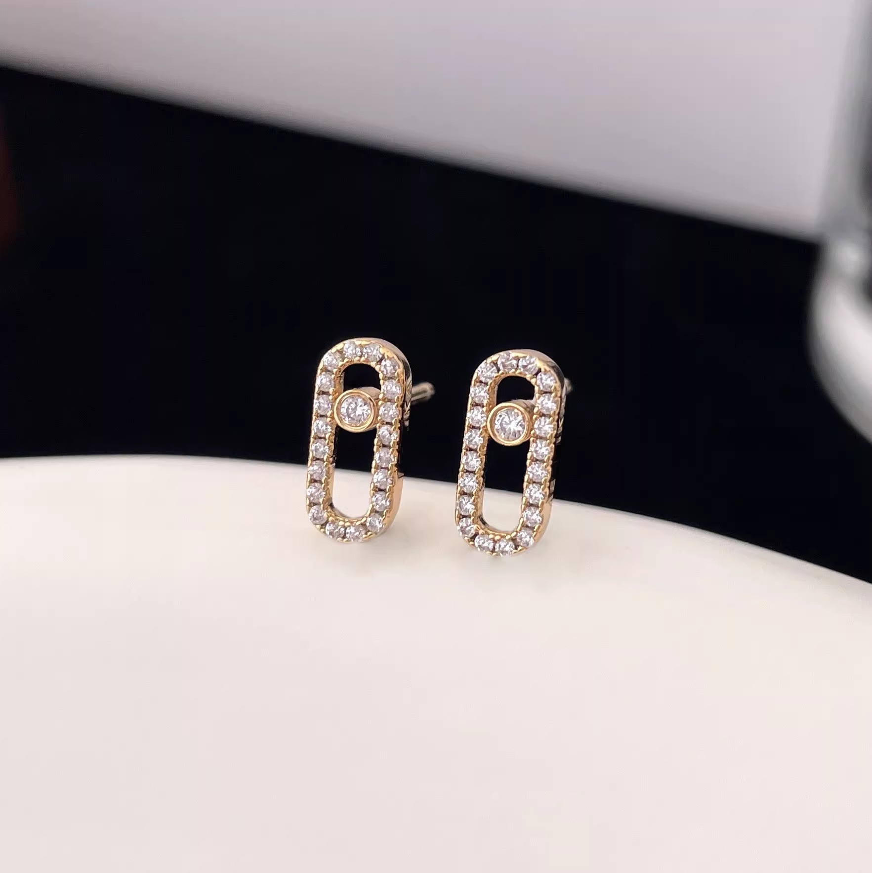 Orecchini a clip da donna con sfera in moissanite oro bianco_voghion.com