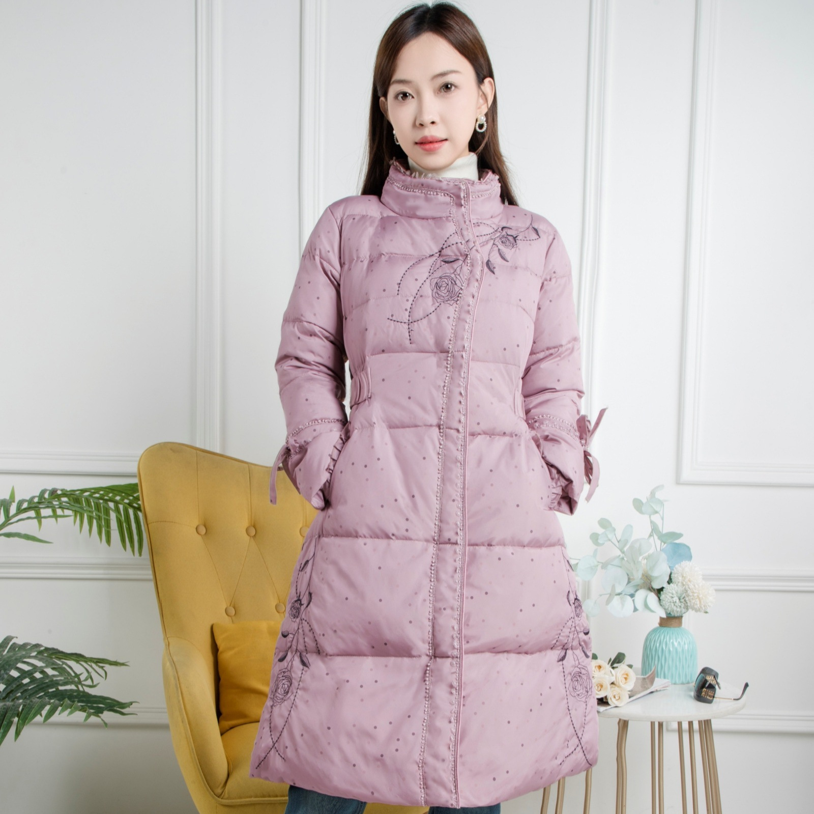 立领长款白鸭绒羽绒服女2025冬季新款国风收腰粉色刺绣外套 云播