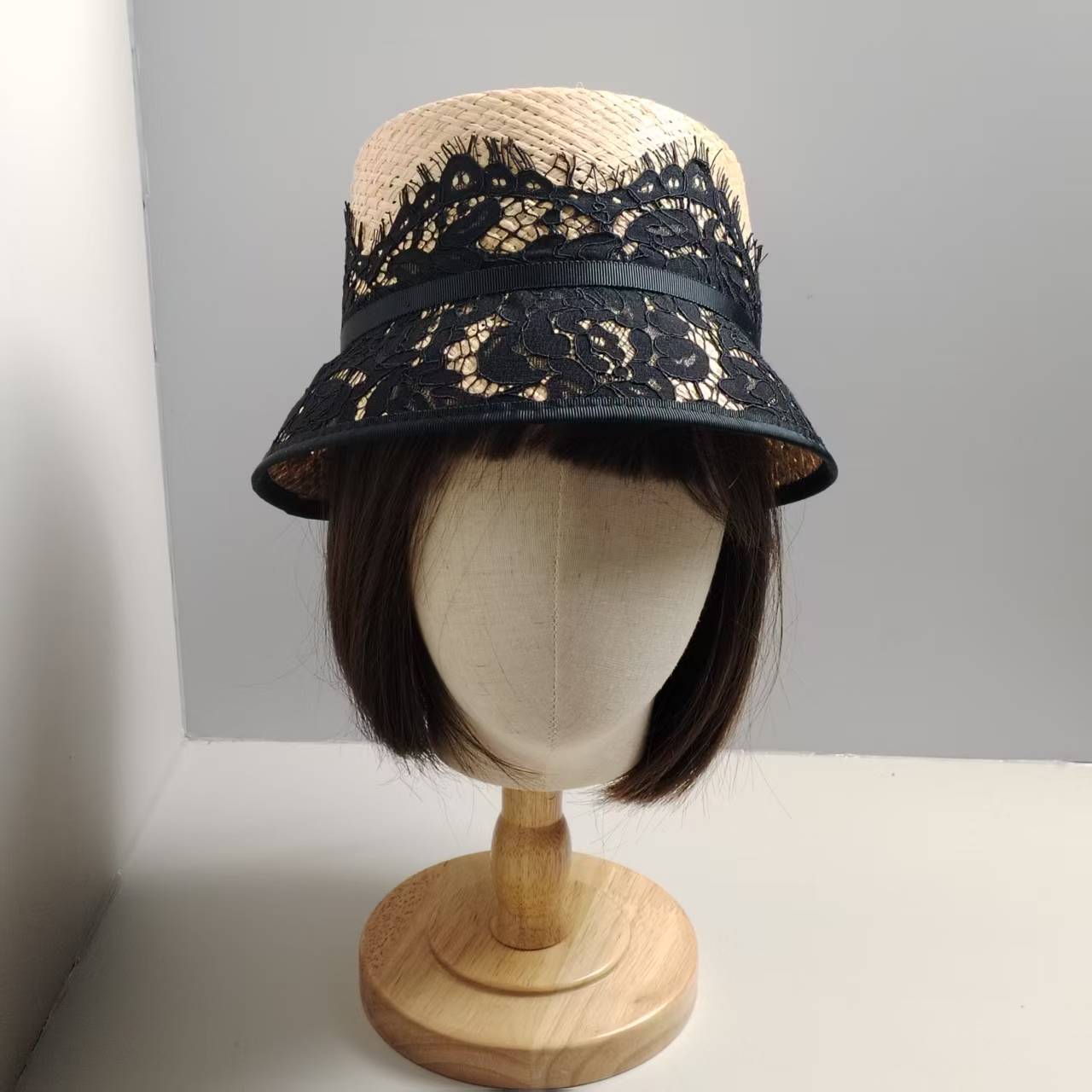 Cappello a secchiello in paglia stile francese elegante con fiocco_voghion.com