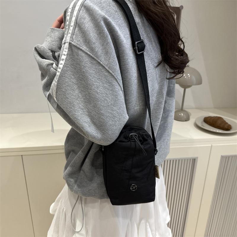 2025 새로운 한국식 드로스트링 숄더백, 심플한 틈새 가방, 동전 지갑, 패셔너블하고 다재다능한 숄더 크로스백