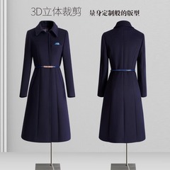 職業毛のコートの女性は冬に中の長さの気質を身に着けています。