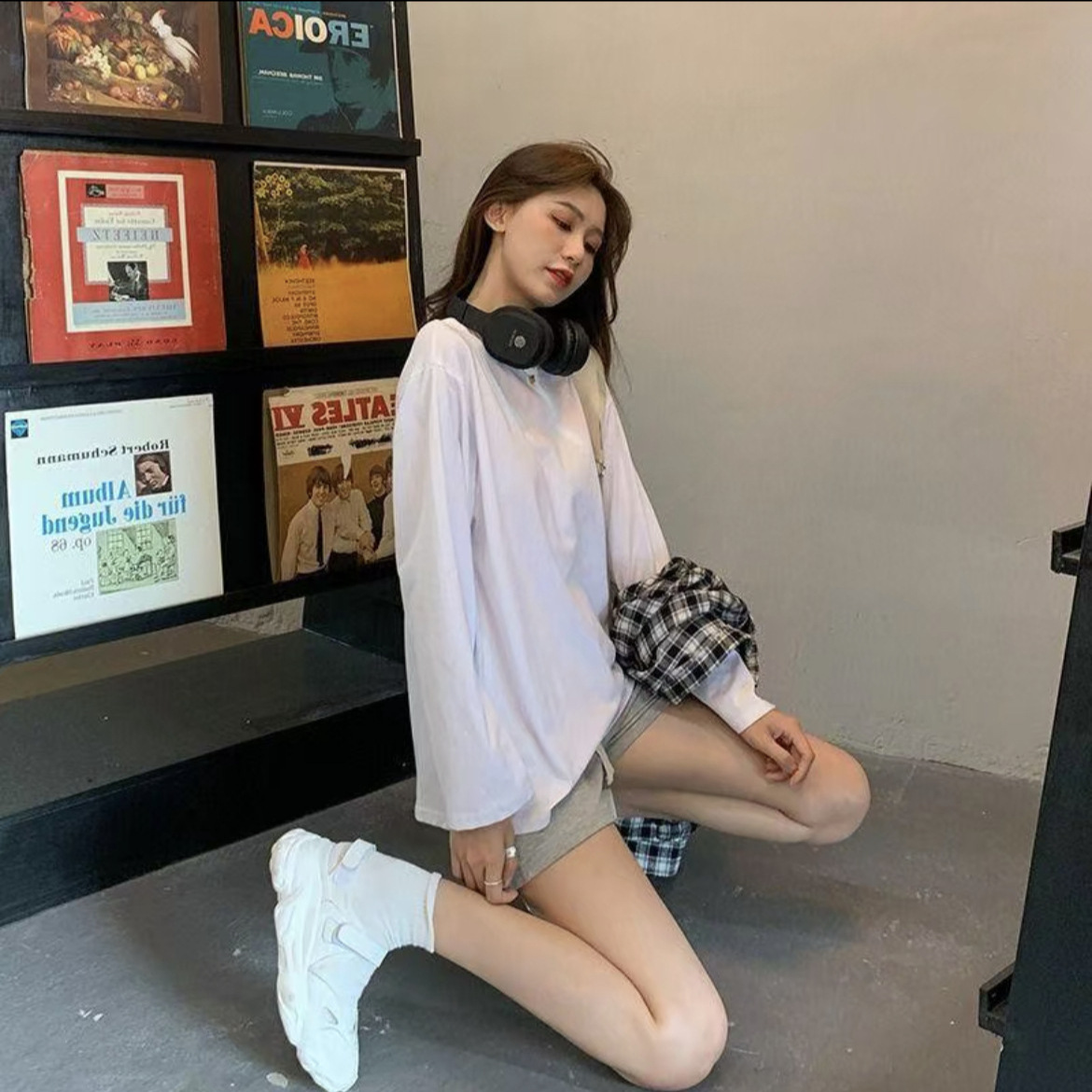 Camiseta de base blanca de mujer coreana, ropa de mujer exterior con camiseta de manga larga de color sólido, pareja con la misma camiseta de base fuera de la moda image 3