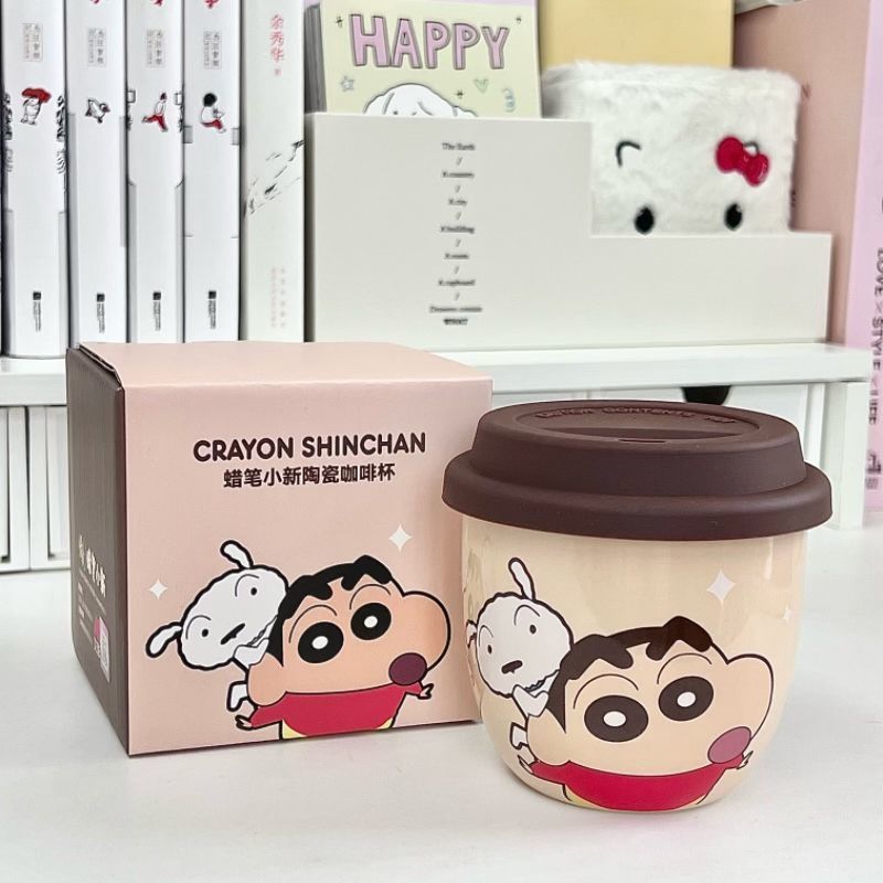 Taza Crayon Shin-chan con tapa Taza de agua de cerámica de marca compartida genuina Taza de regalo lindo de dibujos animados para niños al por mayor