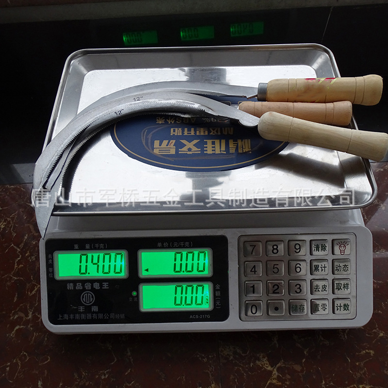 厂家批发园林工具锰钢淬火锯齿镰刀割棕榈刀锰钢木柄