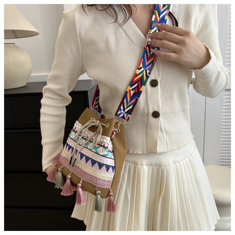 Women's Medium Canvas Geometric Ethnic Style Tassel String Bucket Bag display picture 18