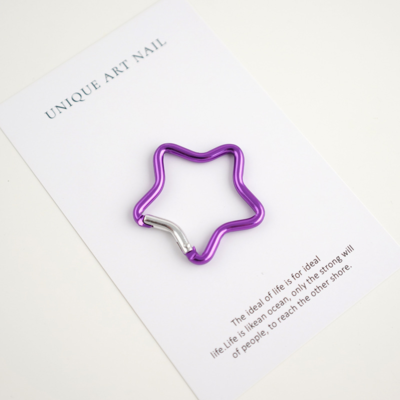 バックパックにフックを掛けて登山ボタンを掛けます。