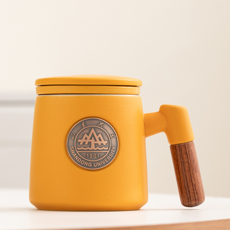 Taza de cerámica famosa escuela taza de filtro taza de marca taza de metal bronce relieve impresión LOGO taza de agua taza con tapa caja de regalo
