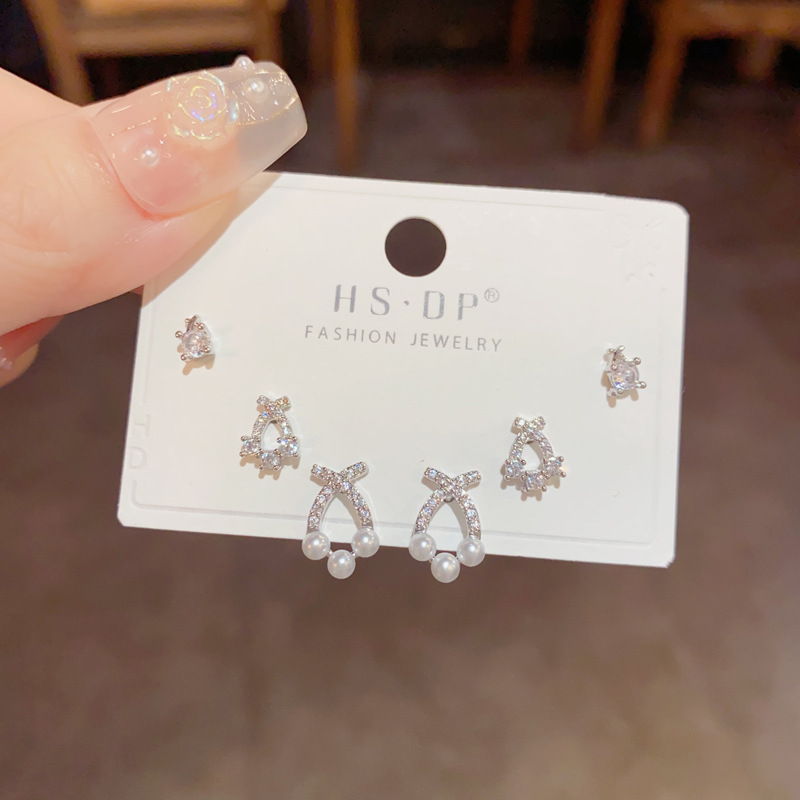 S925 aguja de plata micro incrustaciones de circón pendientes cortos pendientes de pelo corto japonés y coreano elegante todo-fósforo simple conjunto de tres piezas pendientes para las mujeres