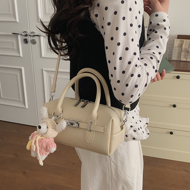 2026 New Niche Design Boston Bag For Women Luxury Feel Plush Rabbit Pendant Large Capacity Shoulder Commuter Bag - Thumbnail 4