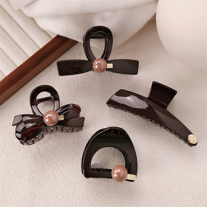 Diseño ~ principios de primavera de alta gama oro etiqueta clip de agarre para mujeres 2025 nuevo estilo de alta calidad clip de tiburón clip de cabello detrás de la cabeza