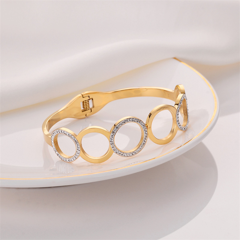 Daily Occasion Titanium Steel Material Fashion Circle Titanium Steel Plating Hollow Out Inlay Zircon Bangle 1 Piece