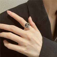 新款个性复古时尚气质首饰镶水钻黑色花朵开口滴油指环山茶花戒指